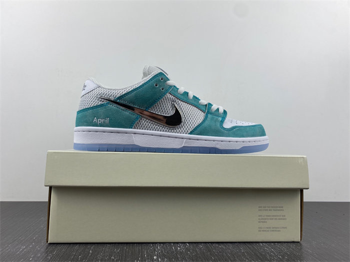 Nike SB Dunk Low FD2562-400