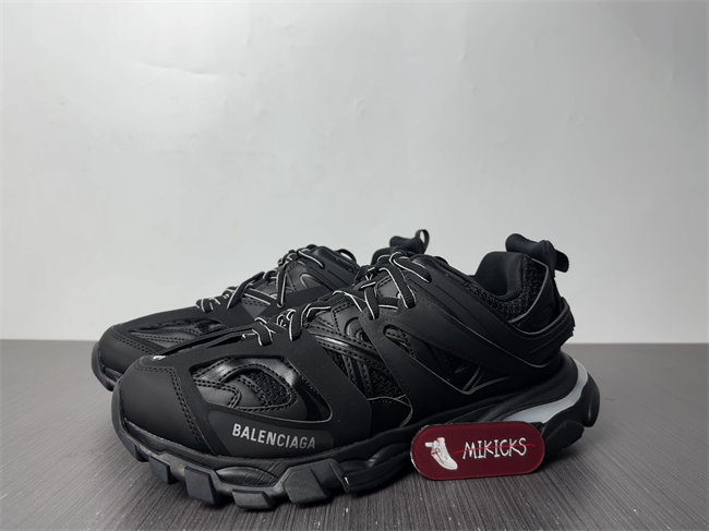 BLCG TRACK SNEAKER 555036W2GB11000 with LED